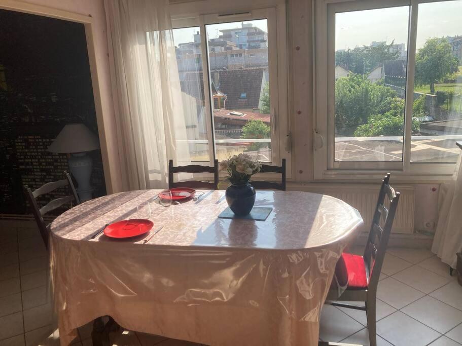 a white table with a vase on top of it at Appartement T2 lumineux CHU Stade Gaston Gérard 2 nuits minimum in Dijon