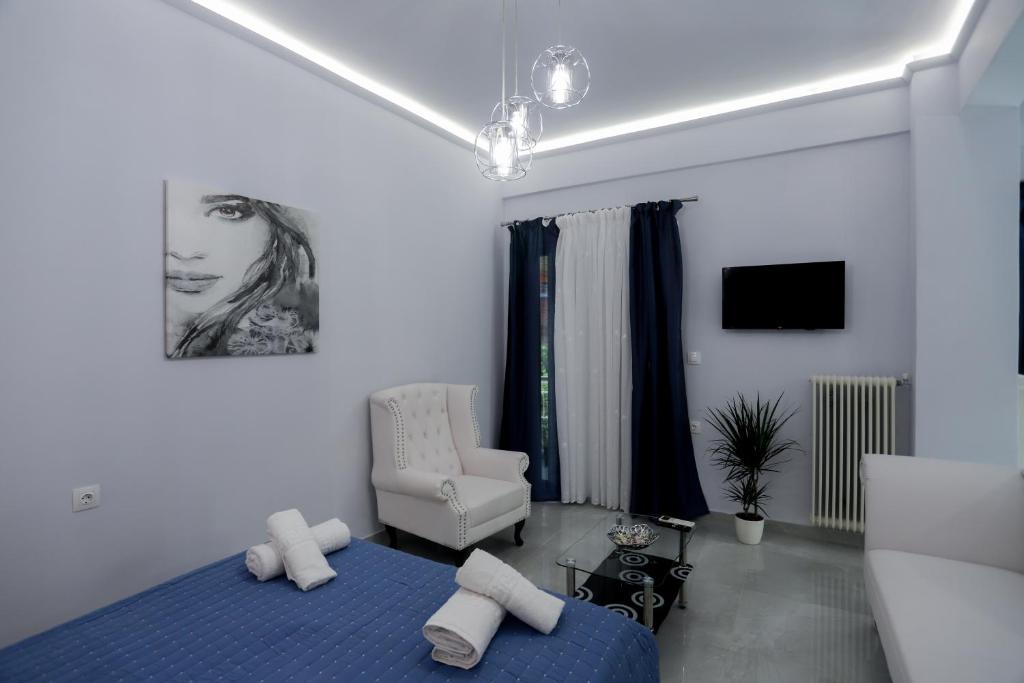 een slaapkamer met een blauw bed en een stoel bij La casa di San Rocco in Corfu-stad