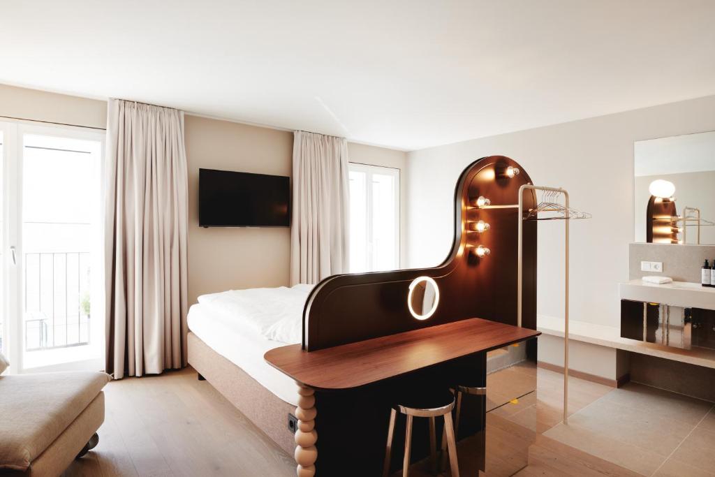 1 dormitorio con cama y escritorio. en Boutique Hotel das Salz, en Salzburgo