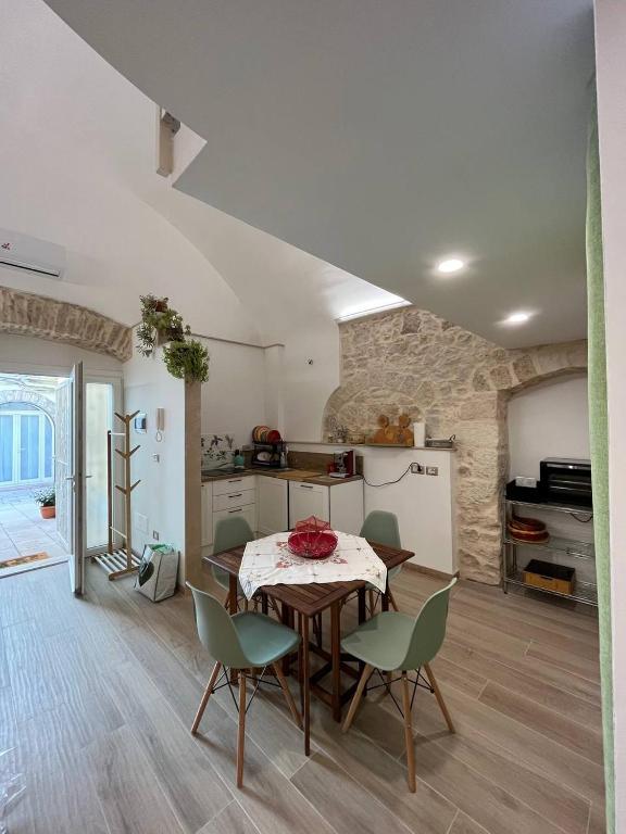 a kitchen and dining room with a table and chairs at Casina dei Fiori in Molfetta