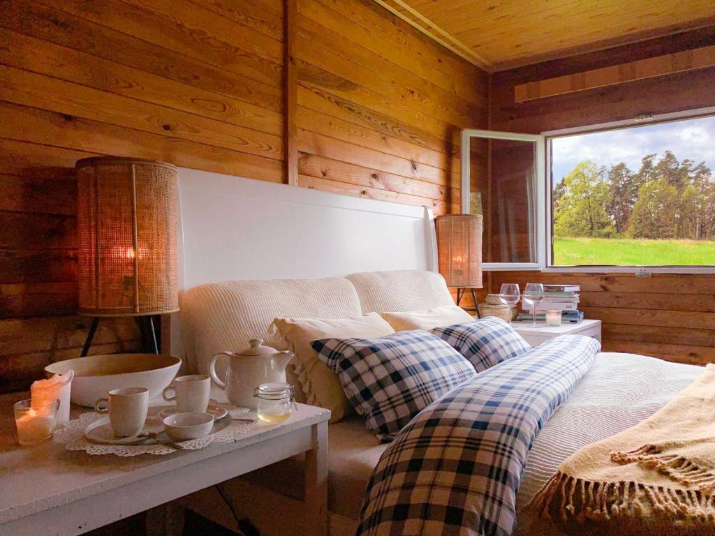 - une chambre avec un lit et une fenêtre dans une cabine dans l'établissement Malý Oslov Glamping, à Oslov