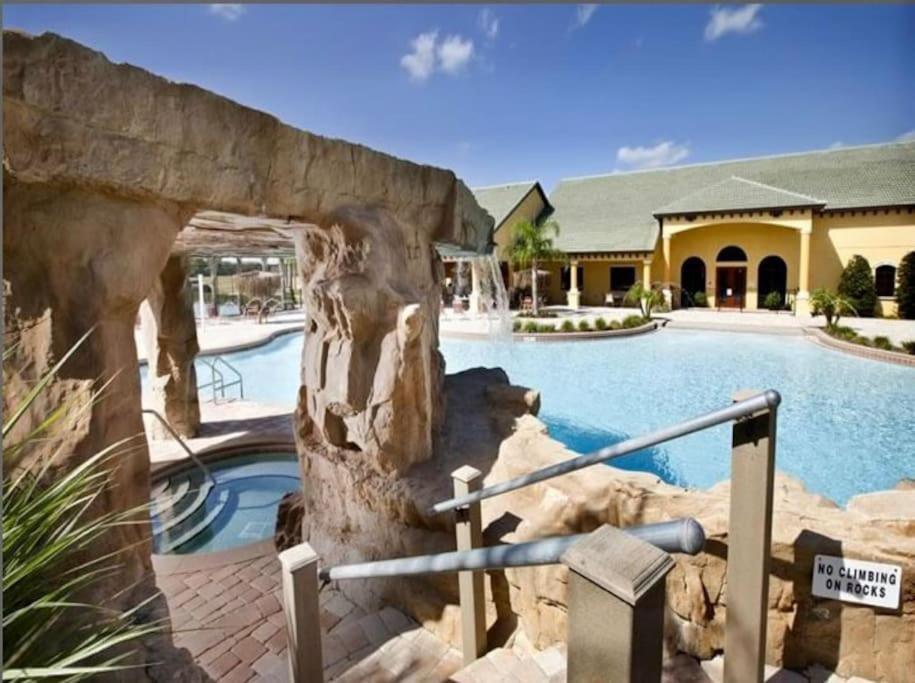 ein großer Pool in einem Resort mit einem Gebäude in der Unterkunft Resort style home across from the clubhouse. in Kissimmee