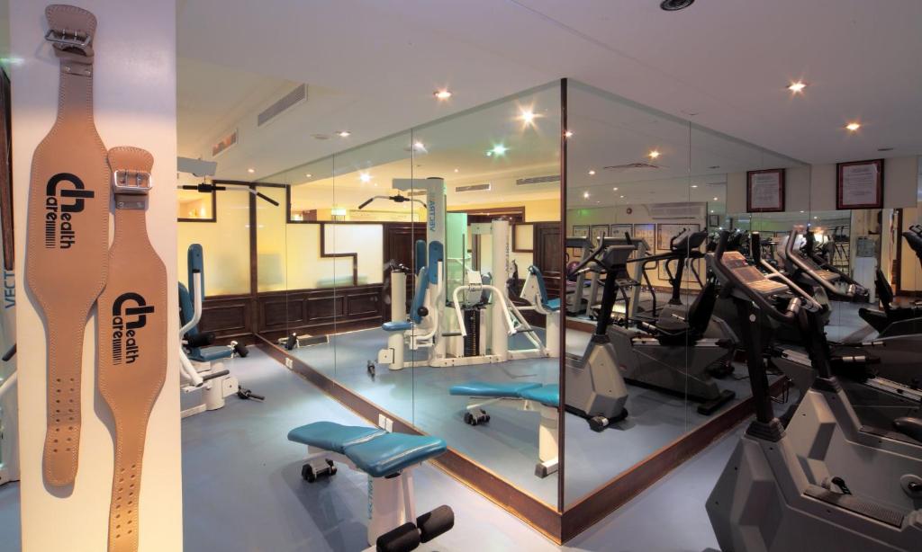 un gimnasio con cintas de correr y equipo cardiovascular en una habitación en Crowne Plaza Jeddah, an IHG Hotel, en Yeda