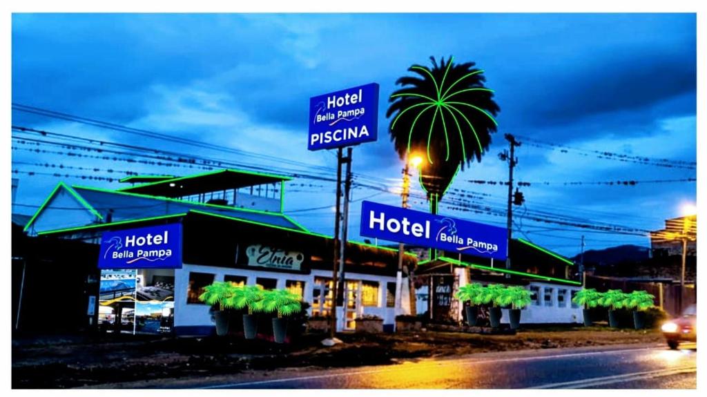 富薩加蘇加的住宿－HOTEL BELLA PAMPA FUSAGASUGA，一座建筑前有棕榈树的酒店