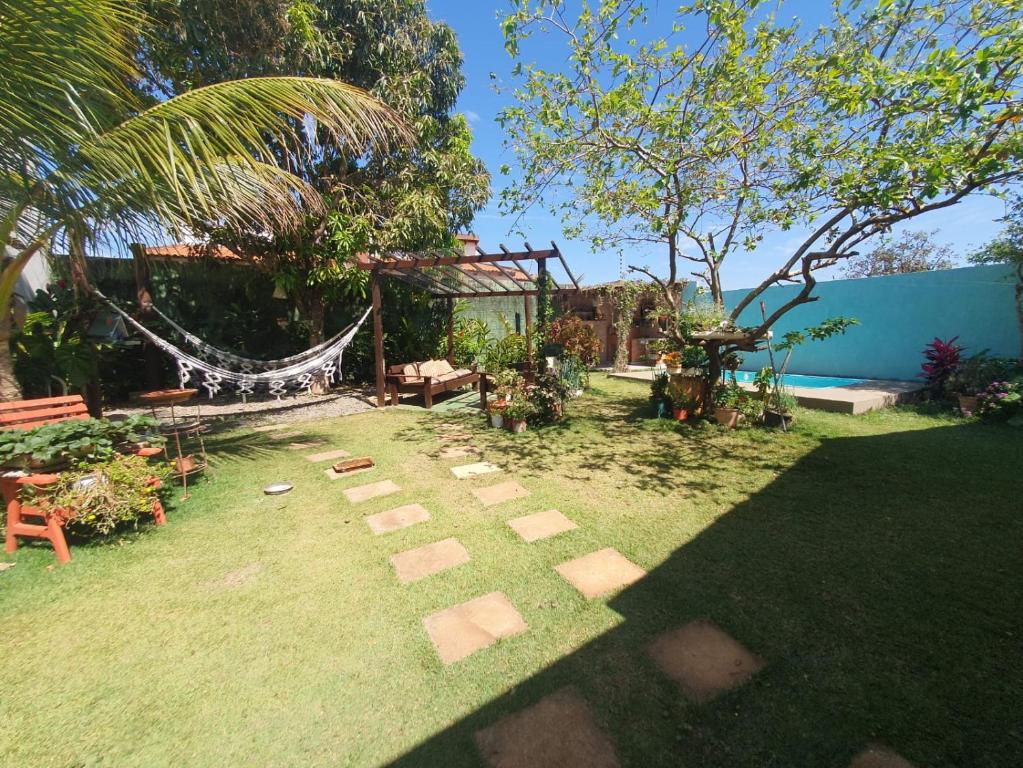 a backyard with a hammock in the grass at Cantinho da Serra in Chapada dos Guimarães