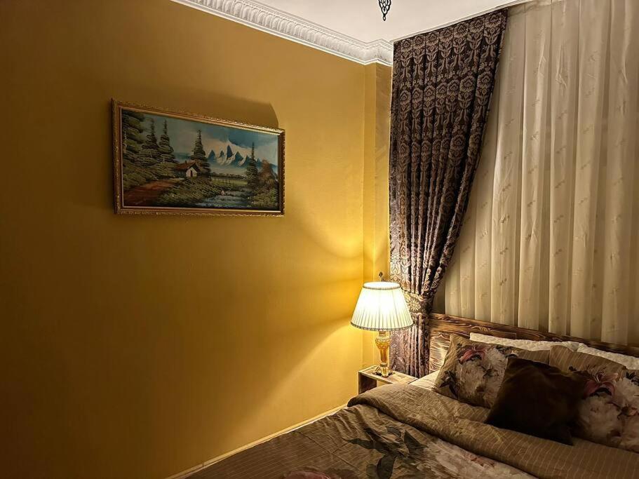 Postel nebo postele na pokoji v ubytování A historical apartment