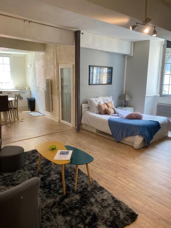 um quarto grande com uma cama e uma mesa em Appartement de caractère hyper centre em Ploërmel