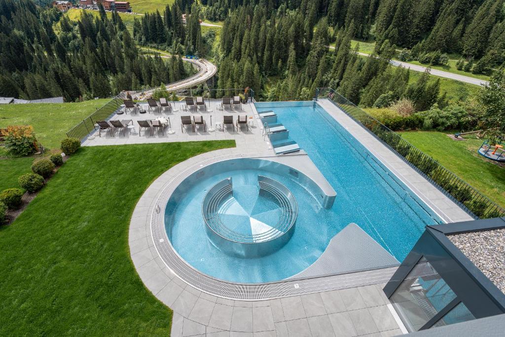 uma vista superior de uma piscina num resort em Hotel Alpenblume em Damüls