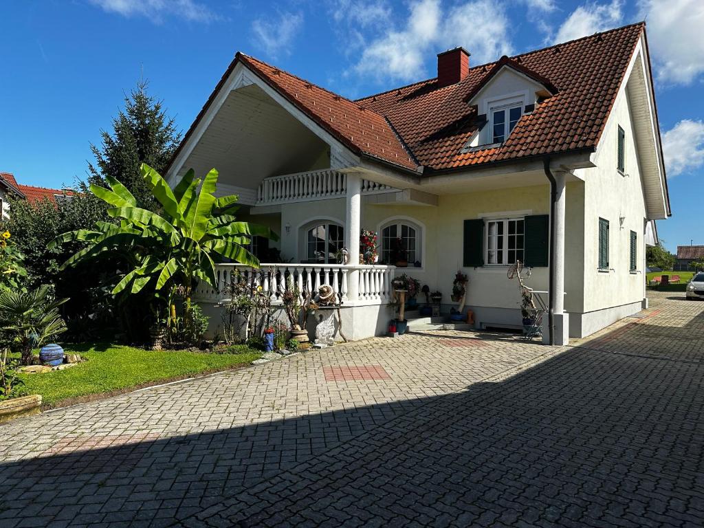 Casa blanca con techo rojo y entrada en Villa Mercedes, en Tobaj