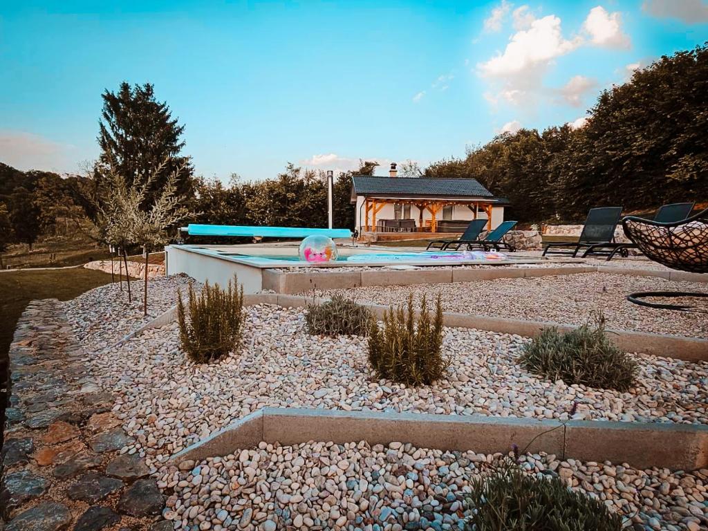 une arrière-cour avec une piscine et un kiosque dans l'établissement Holiday House Sunset Spa, à Šentjernej