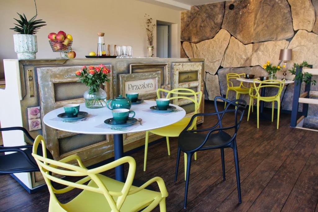comedor con mesa y sillas en Villa Pro Musica - apartamenty, śniadania, en Lębork