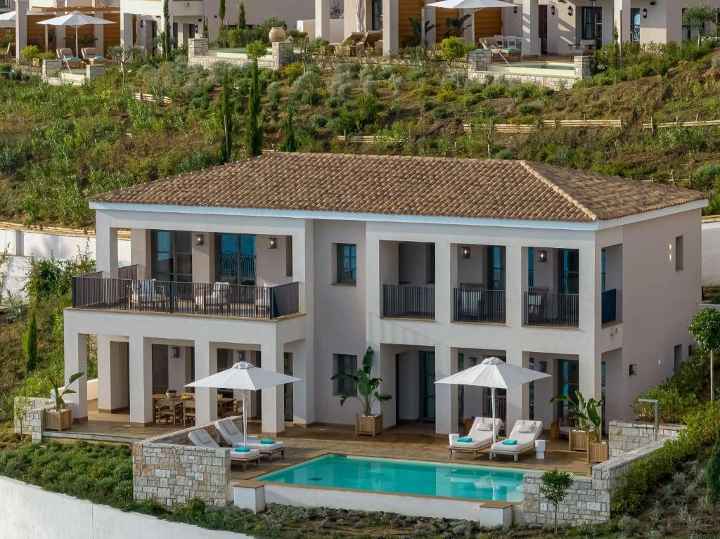 Bazén v ubytování Angsana Corfu Resort & Spa nebo v jeho okolí