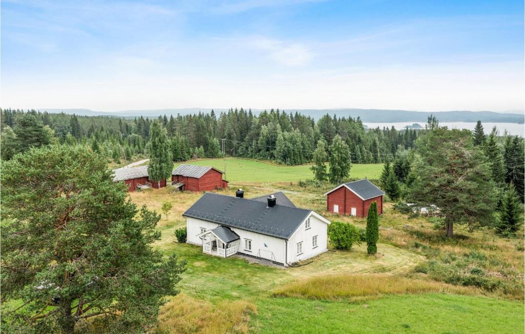 uma vista aérea de uma quinta com casas e árvores em 3 Bedroom Lovely Home In Grue Finnskog 