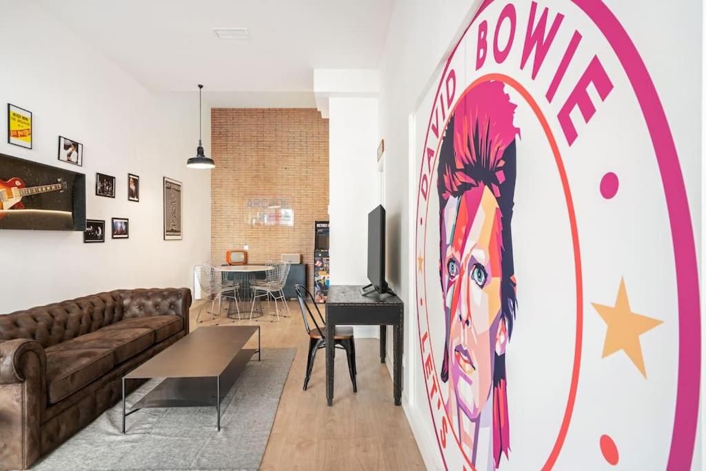 Bowie House - Madrid River-A-SALVAD tesisinde bir oturma alanı