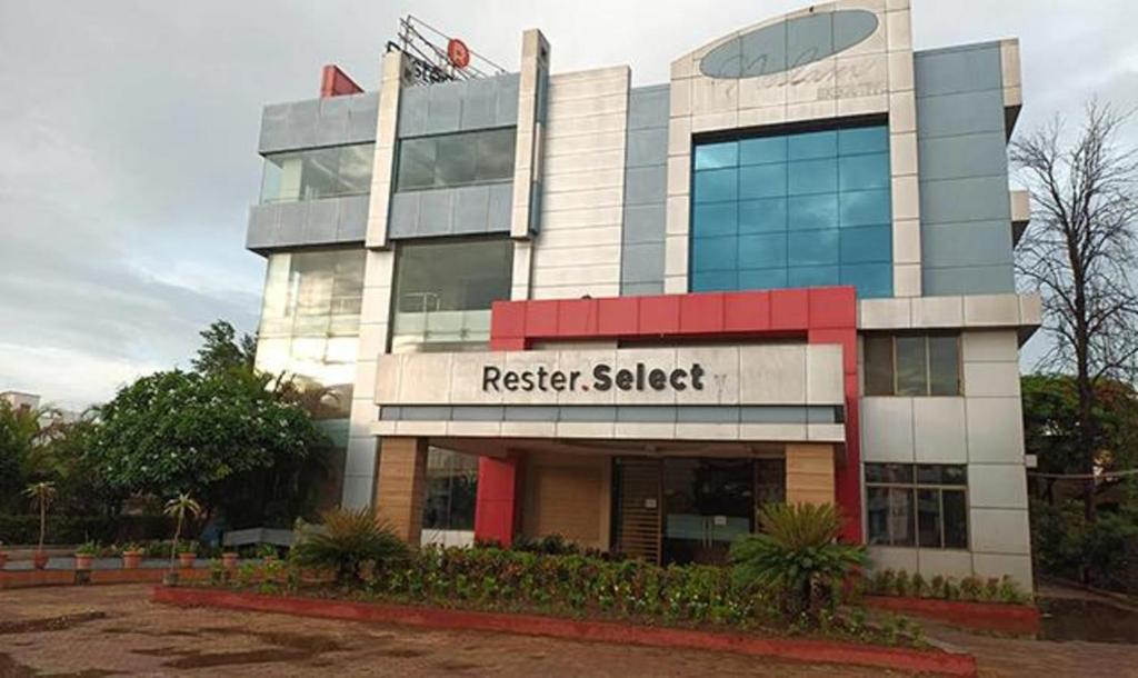PimpalwandiFabHotel Prime Rester Select - in chakan的前面有注册表选择标志的建筑物