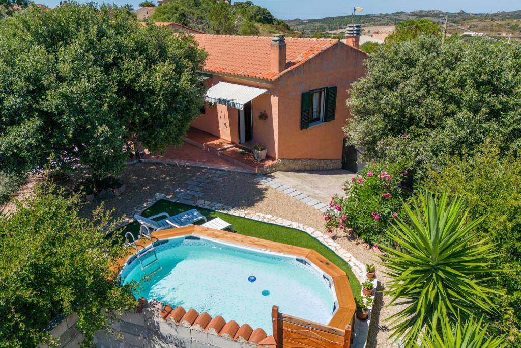 una vista aérea de una casa con piscina en Casa Vacanze La Pavoncella, en Trinità dʼAgultu
