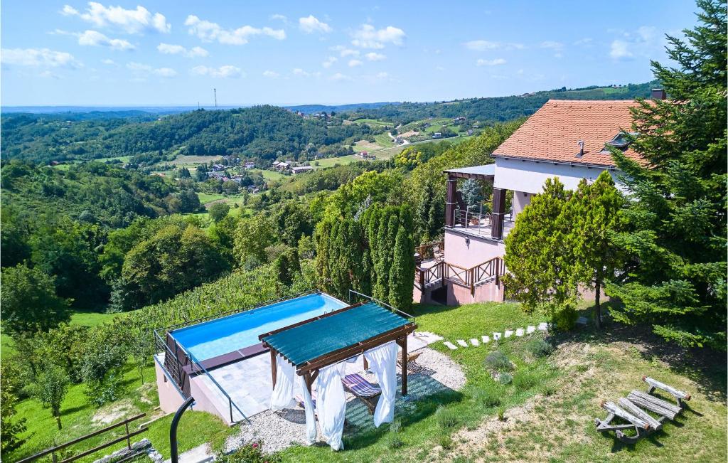 uma vista aérea de uma casa com piscina em Gorgeous Home In Gornje Psarjevo With Kitchen 
