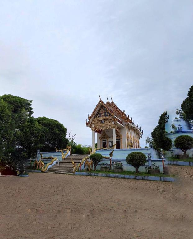 un bâtiment avec des escaliers et un bâtiment avec un toit dans l'établissement Samui, à Koh Samui 