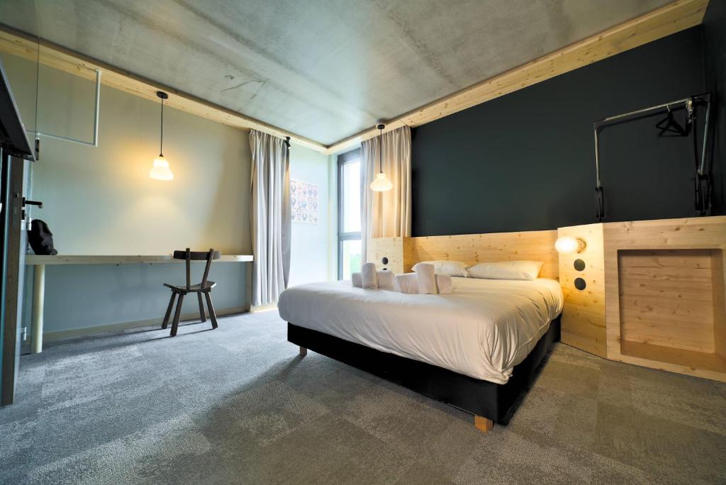 Postel nebo postele na pokoji v ubytování greet hotel Cernay Mulhouse