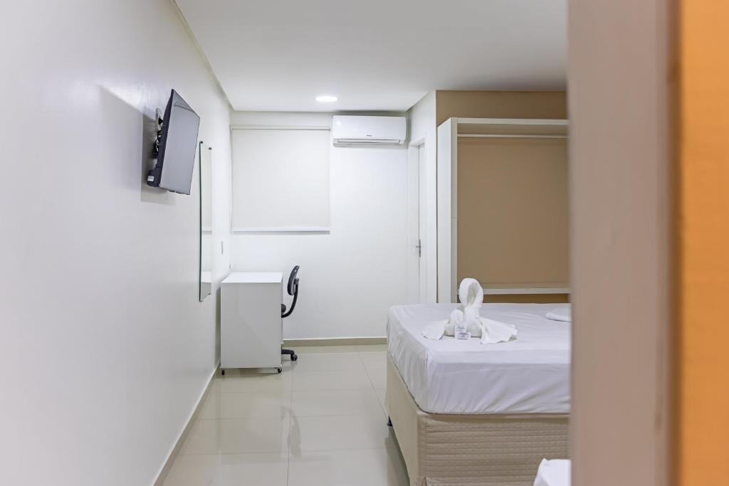 Pokój szpitalny z łóżkiem i umywalką w obiekcie Falcão Hotel Arapiraca w mieście Arapiraca