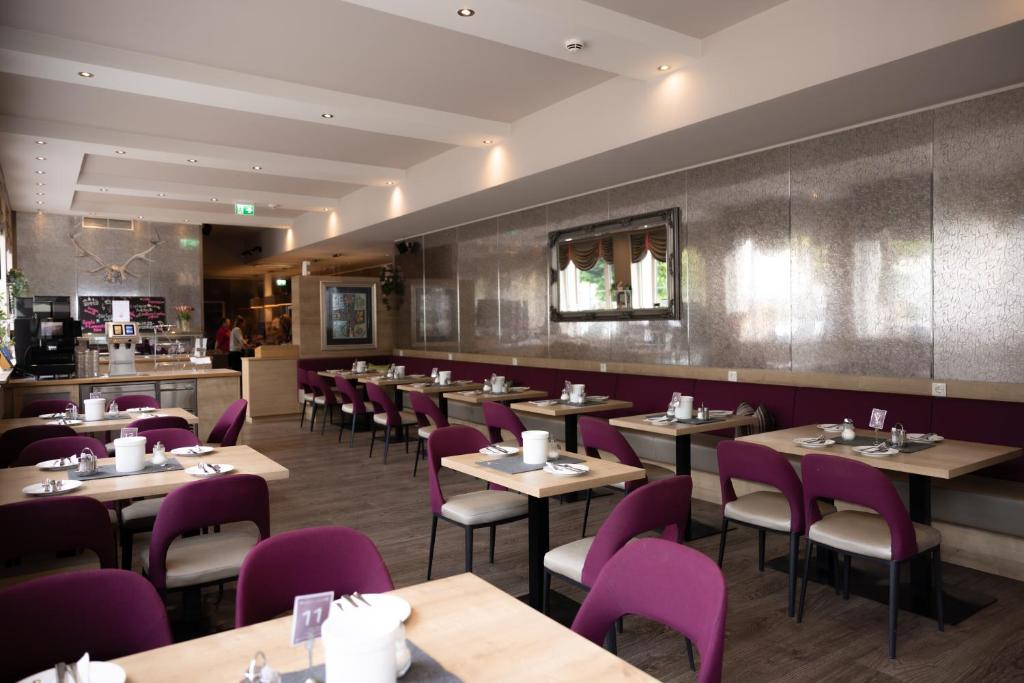 Reštaurácia alebo iné gastronomické zariadenie v ubytovaní HOTEL junior by MAX 70