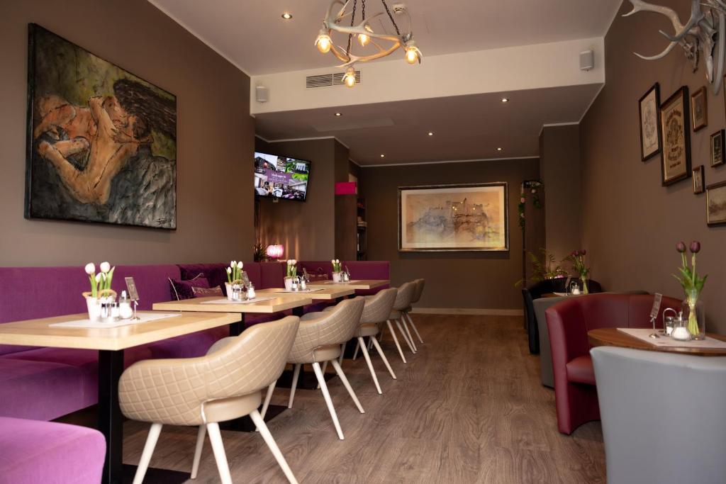 Reštaurácia alebo iné gastronomické zariadenie v ubytovaní HOTEL junior by MAX 70