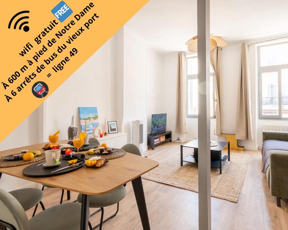 un salon avec une table à manger et un salon dans l'établissement Coeur Vauban 40 m2, à Marseille