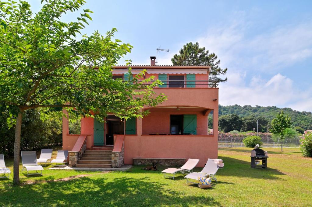 Pinea Mare - Four-Bedroom House