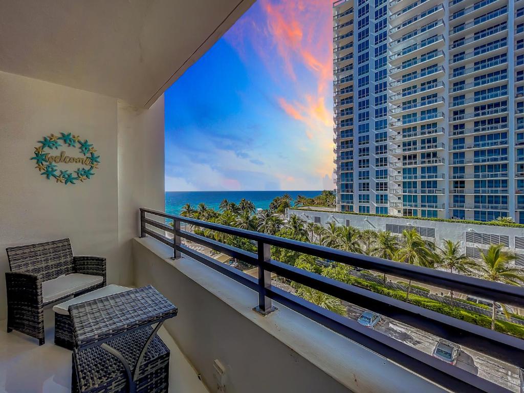 een balkon met uitzicht op de oceaan bij Beach Paradise a cozy ocean view condo on the beach with free parking in Hollywood