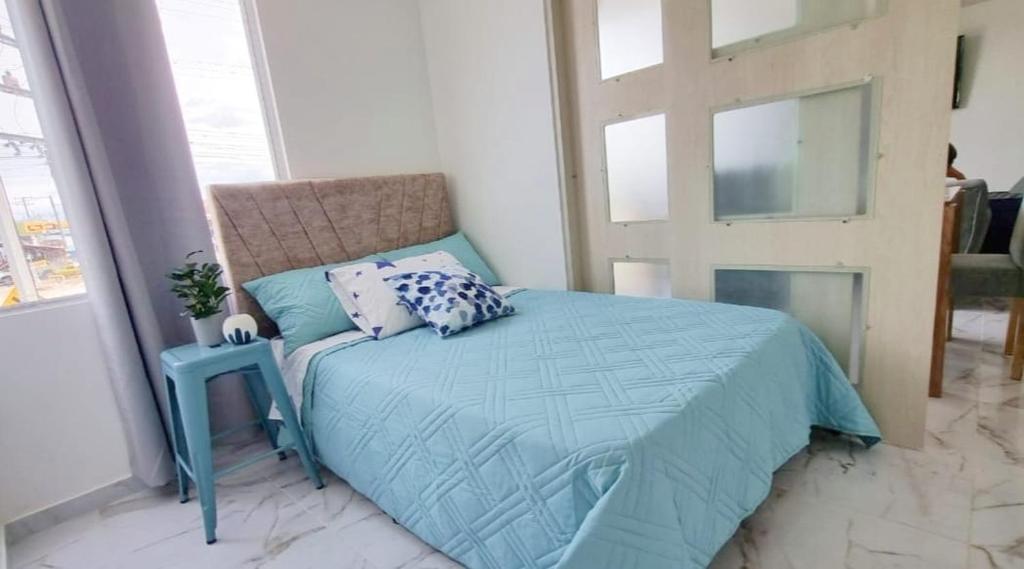 Cama ou camas em um quarto em Se renta apartamento hermoso amoblado en Ibague sector picaleña