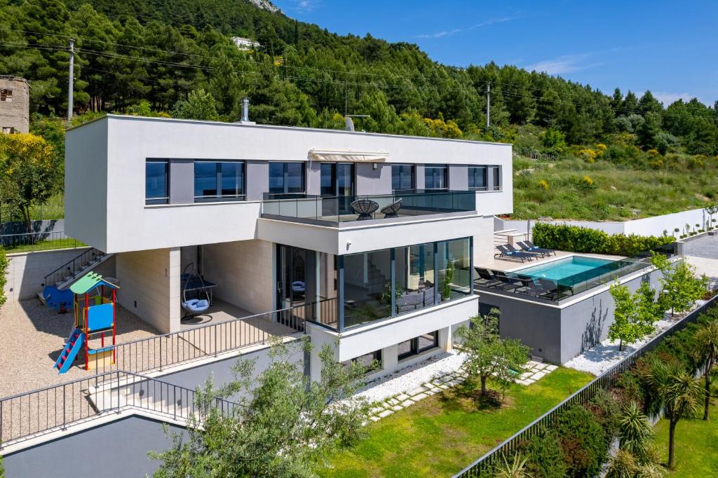 Bazén v ubytovaní Villa Forti Dva - 5 Bedroom Modern Villa - Sister Villa Available - Sea Views alebo v jeho blízkosti