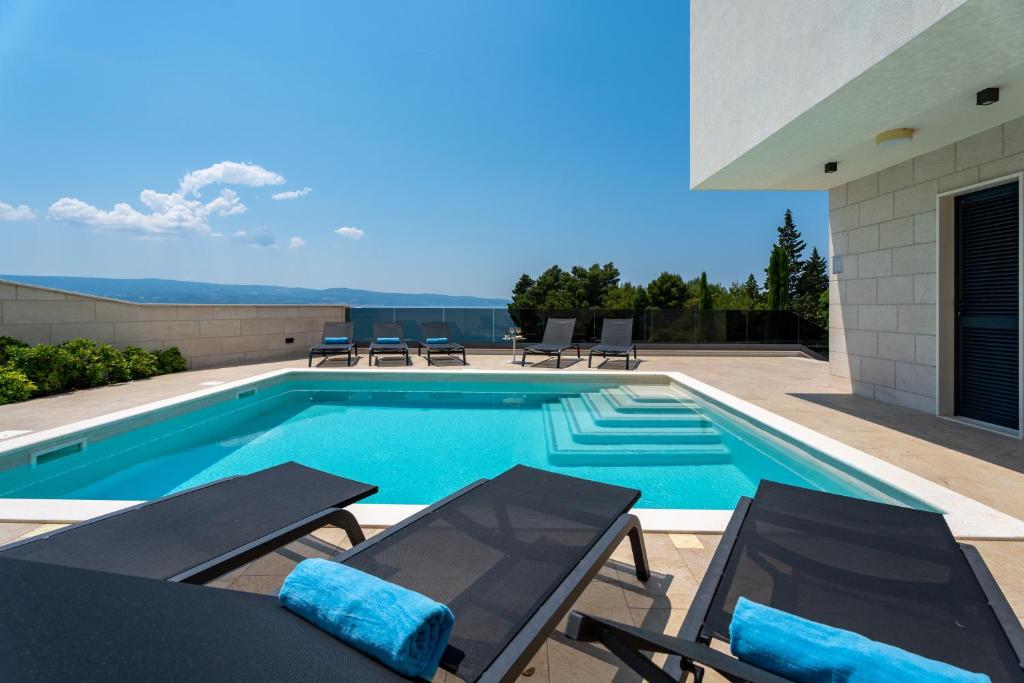 Bazén v ubytovaní Villa Forti Dva - 5 Bedroom Modern Villa - Sister Villa Available - Sea Views alebo v jeho blízkosti
