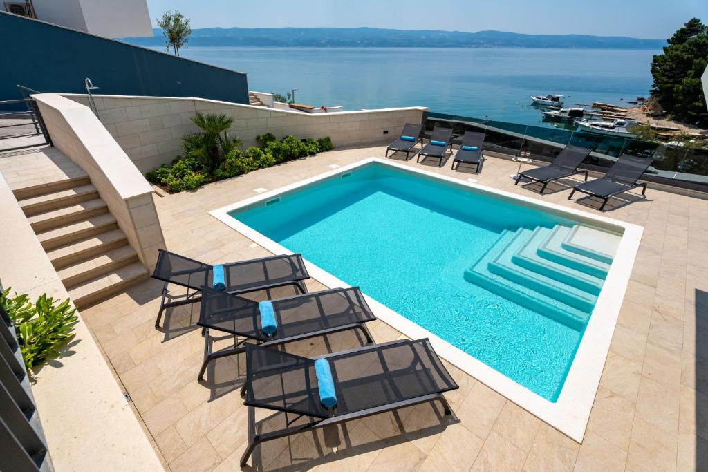 Bazén v ubytovaní Villa Forti Dva - 5 Bedroom Modern Villa - Sister Villa Available - Sea Views alebo v jeho blízkosti