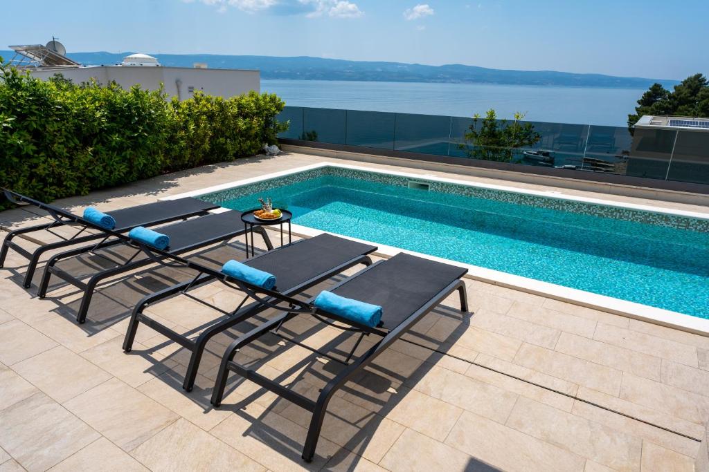 Bazén v ubytovaní Villa Forti Dva - 5 Bedroom Modern Villa - Sister Villa Available - Sea Views alebo v jeho blízkosti