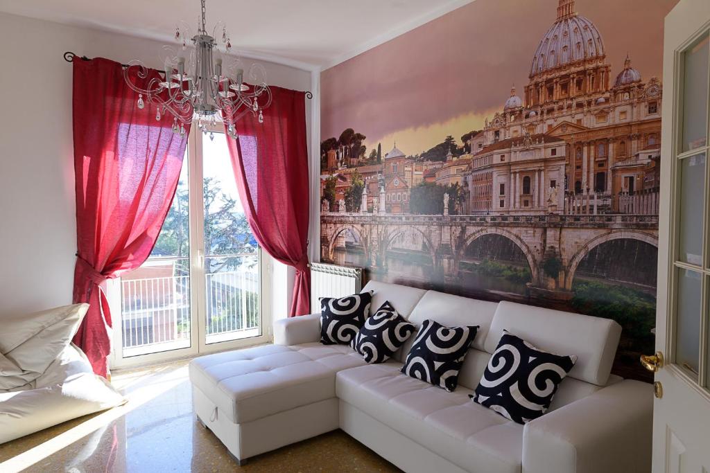 een woonkamer met een witte bank en een muurschildering bij Portuense1499 in Ponte Galeria