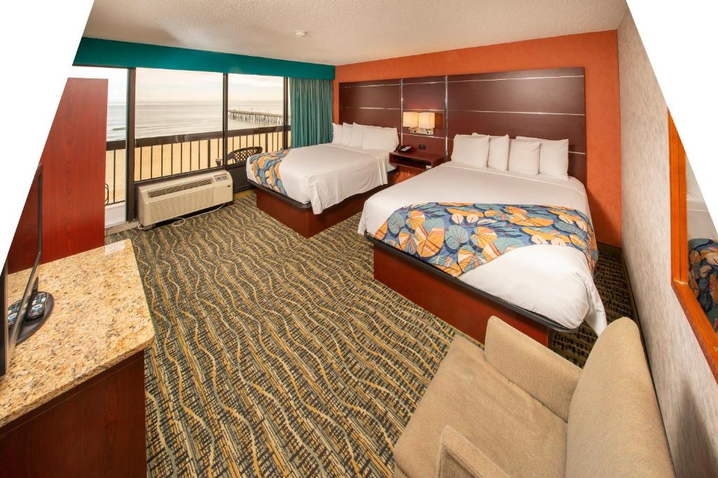 Krevet ili kreveti u jedinici u objektu The Breakers Resort Inn