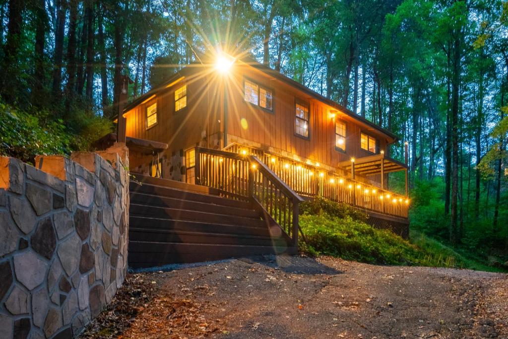 uma casa com luzes ao lado em The Eagle's Nest Mountain Cabin Gatlinburg em Gatlinburg