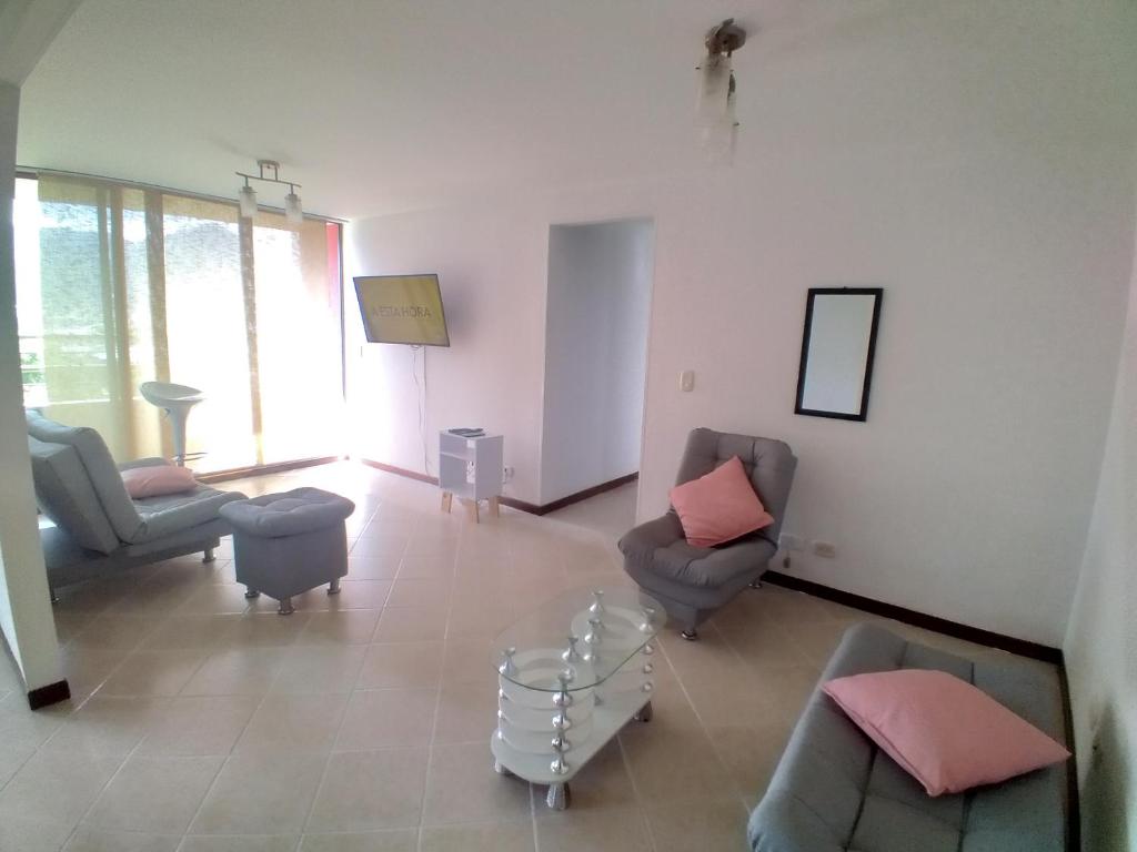 - un salon avec deux chaises et un canapé dans l'établissement Mayorca cómodo y central, à Sabaneta