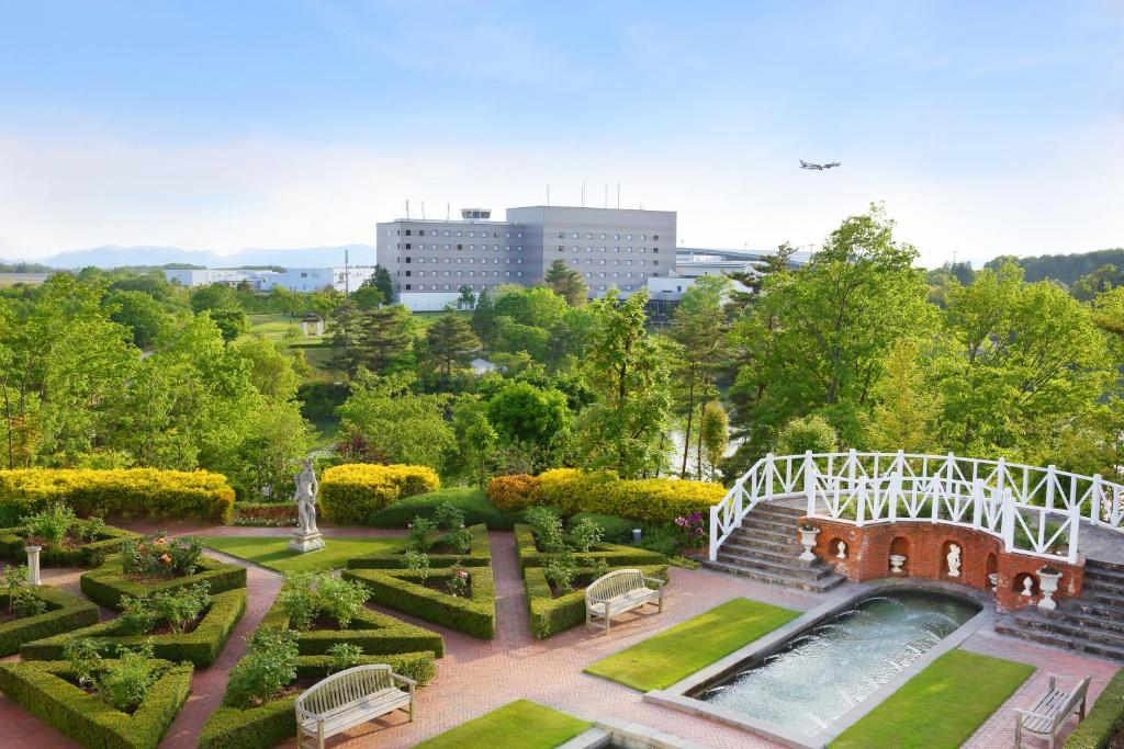 una vista aérea de un jardín con una fuente en Hiroshima Airport Hotel en Mihara