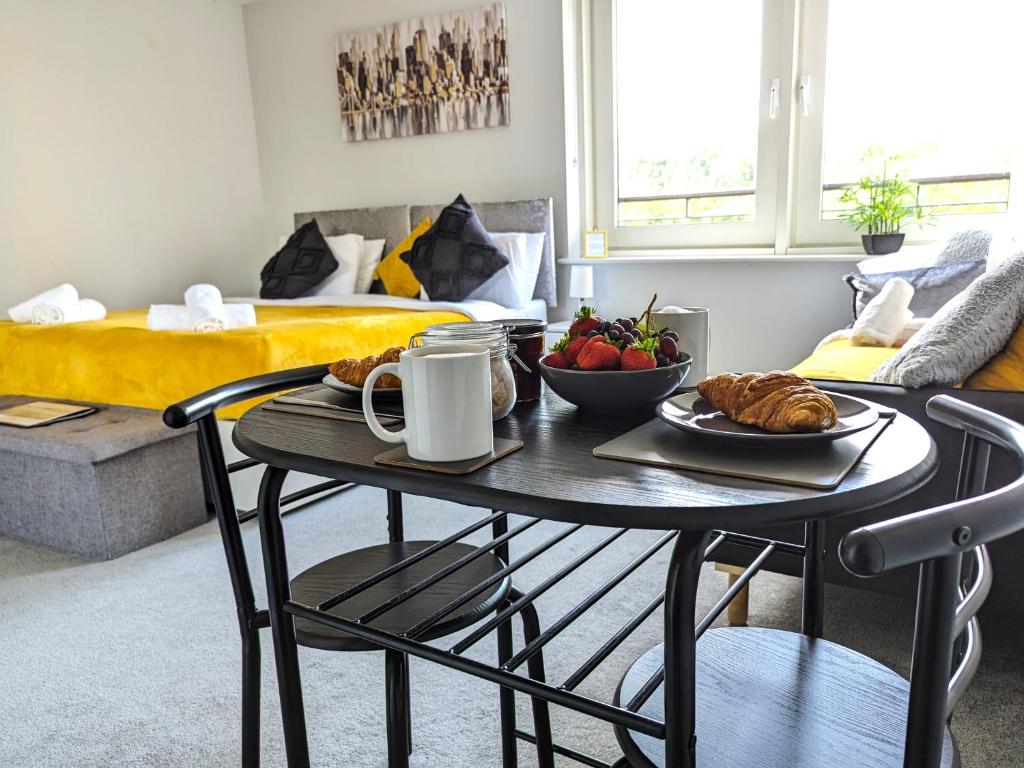 einen Tisch mit einem Teller Essen darauf im Wohnzimmer in der Unterkunft Studio for Professionals Trades Relocators in Cardiff
