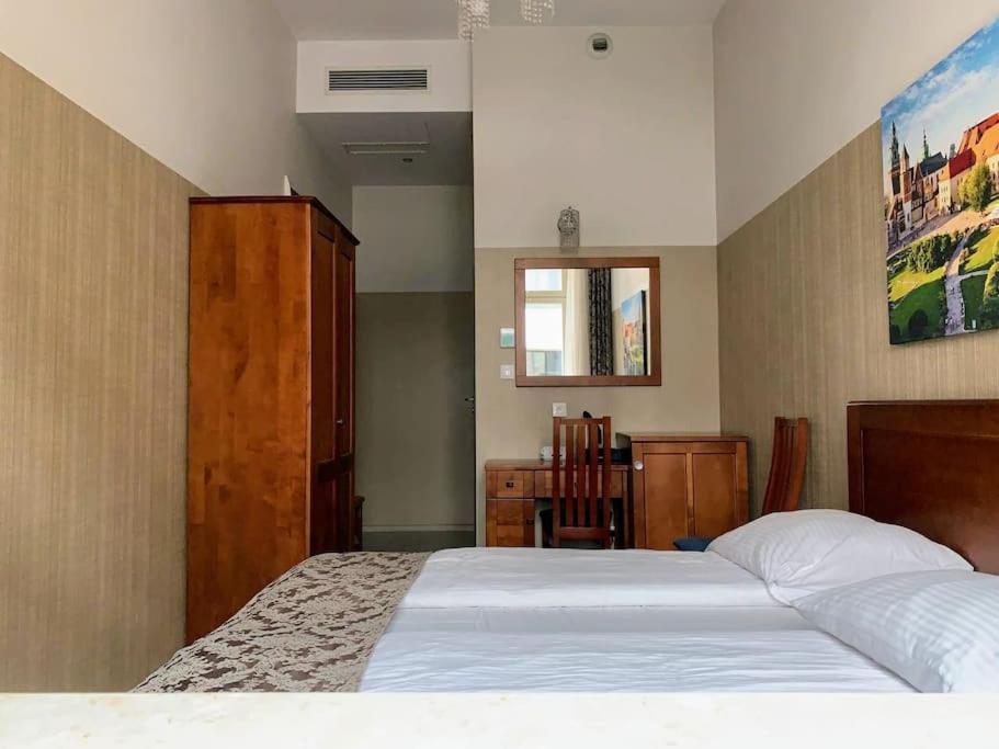 Un dormitorio con una cama, un escritorio y una silla. en Great apartment in the Old Town, en Cracovia