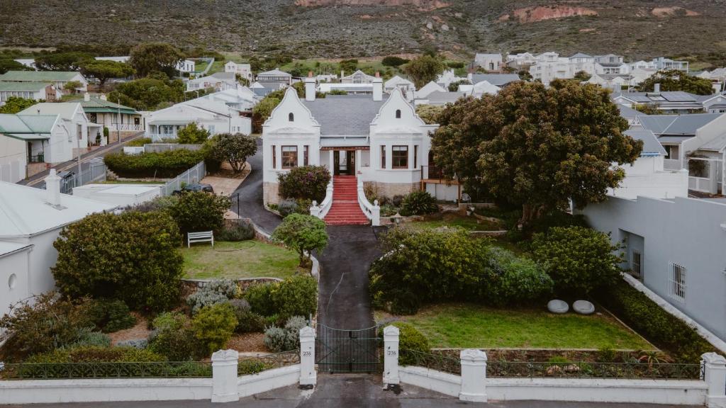 Simonʼs Town的住宿－Bonne Esperance, Simon's Town，白色房子的空中景色