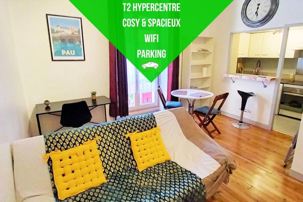 ein Schlafzimmer mit einem Sofa und ein Wohnzimmer mit einer Uhr in der Unterkunft Le Gambetta T2 Cosy Hypercentre WIFI Fibre avec parking in Pau