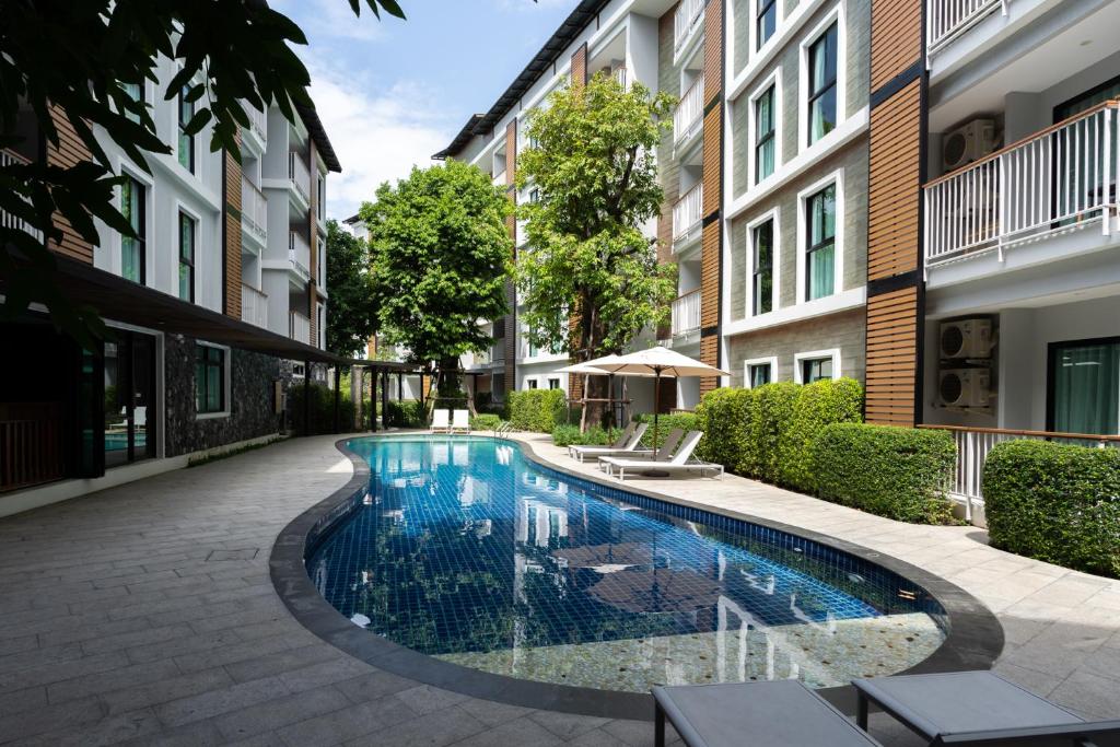 - une piscine dans la cour d'un bâtiment dans l'établissement Квартира с рабочим столом X413 by IBG Property, à Phuket