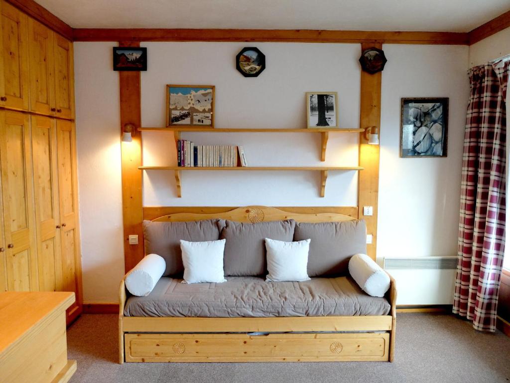 - un canapé avec deux oreillers dans l'établissement Studio rénové avec balcon en bord de pistes, Tignes Le Lac, orientation sud, 4 pers. - FR-1-502-496, à Tignes