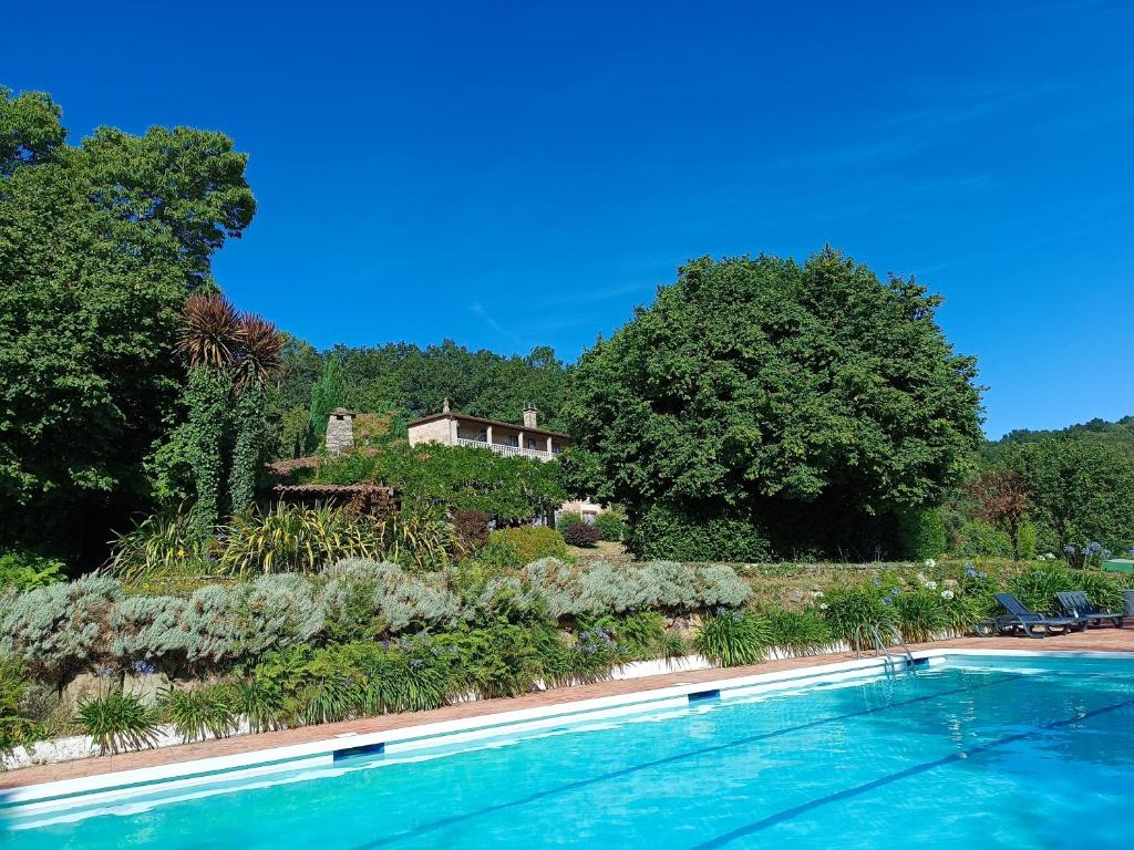 una grande piscina davanti a una casa di Casa Grande de Fuentemayor a Silleda