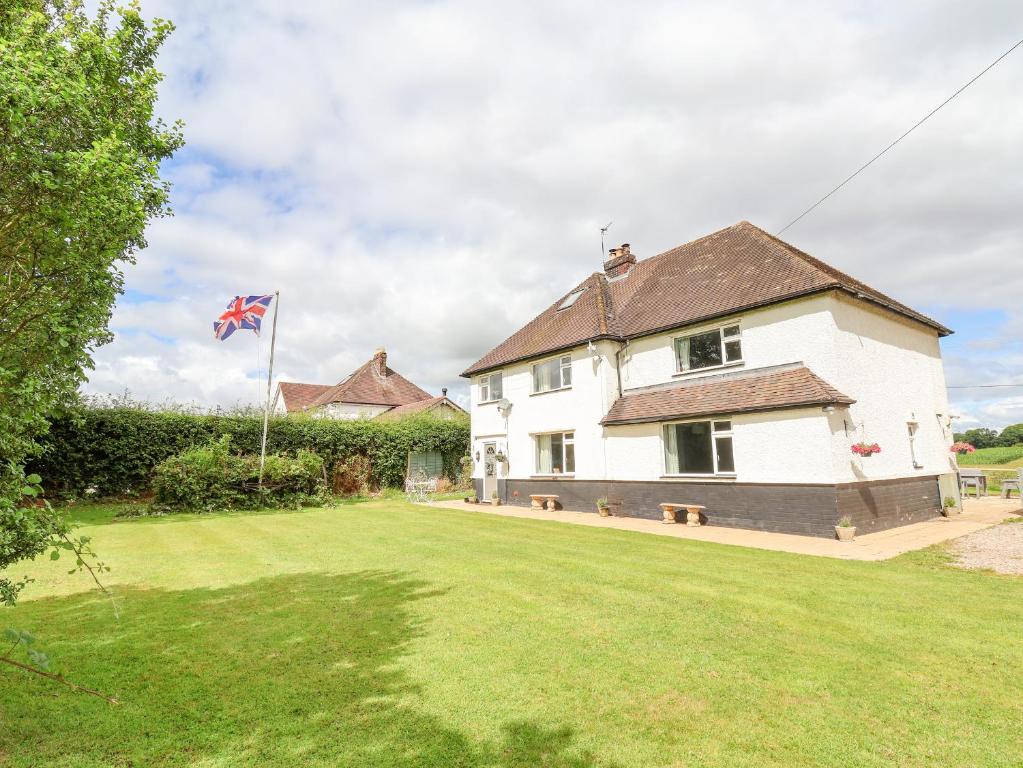 uma grande casa branca com uma bandeira no quintal em Shire Cottage em Shrewsbury