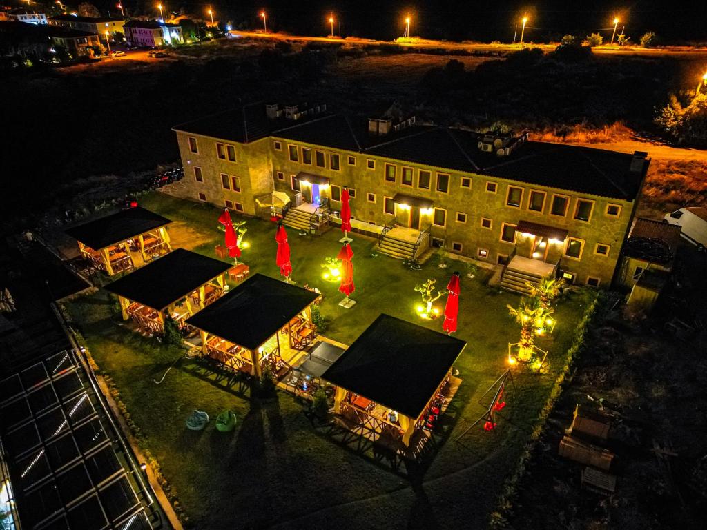 una vista aérea de un edificio por la noche en Bakbay Otel Bozcaada en Çanakkale