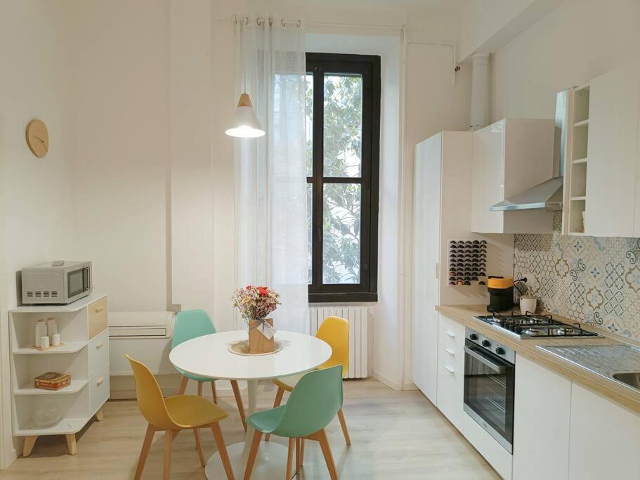 cocina con mesa y sillas en Da Rosa e Pier - Charming central apartment en Milán
