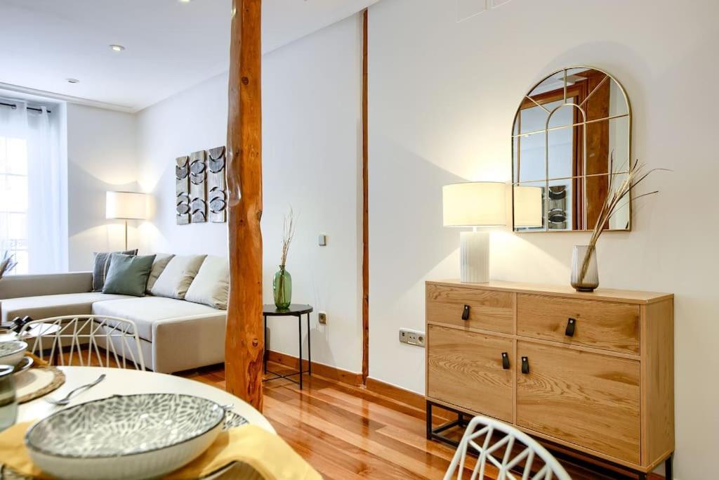 ein Wohnzimmer mit einem weißen Sofa und einem Tisch in der Unterkunft Apartment in the center of Madrid-COMENDA-1-I in Madrid